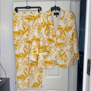 BCBGMaxAzria Yellow and White Patterned Suit light summer suit new but no tags